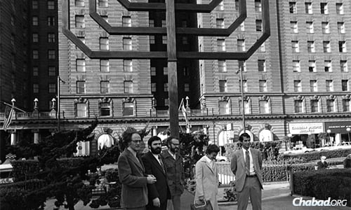 En 1975, le Rav ‘Habad Chaim Drizin de San Francisco organisa l’allumage d’une m&#233;norah g&#233;ante en bois &#224; Union Square. Bill Graham, un c&#233;l&#232;bre promoteur de musique qui avait surv&#233;cu &#224; la Shoah quand il &#233;tait enfant, fit don de fonds pour la construction de la m&#233;norah en acajou de pr&#232;s de 7m de haut. Elle est encore &#224; ce jour appel&#233;e “Bill Graham Menorah”. (Photo: www.billgrahammenorah.org)