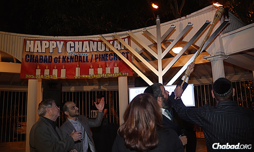 Arthur Sotloff lights the first candle of Chanukah. (Photo: Marta Villalba)