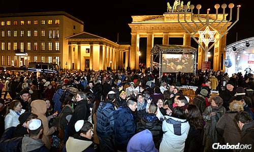 Thousands attended the 2014 menorah lighting at Brandenburg Gate in Berlin, despite near-freezing temperatures. (Photo: David Osipov)