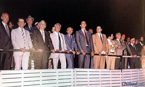 Argentine dignitaries watch the public menorah-lighting in 1986.