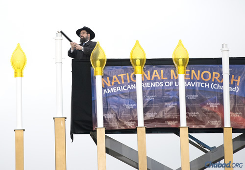 Rabbi Levi Shemtov lights the National Menorah. (Photo: Ron Sachs)