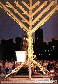 The decorated menorah in 1986