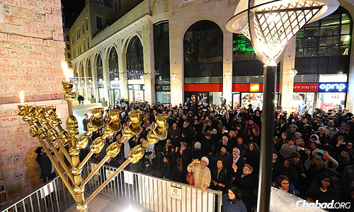 More than 1,000 people observed the ceremony on the first night of Chanukah. (Photo: Mendy Hechtman)