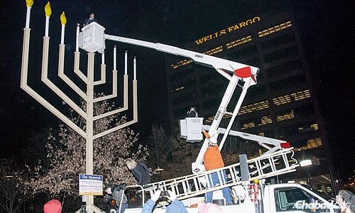 Rabbi Abraham Shemtov on the right in the cherry picker, assisted in the candle-lighting by Ruben Amaro Jr., general manager of the Philadelphia Phillies on the left. (Photo: Cindy Monyek)