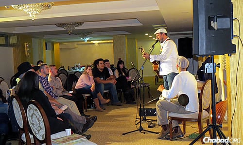 The newest couple at Chabad Lyubavitsh of Romania—Rabbi Dovber and Fraidy Orgad—hosted a welcoming event in November featuring Israeli actor Golan Azulay, who spoke about his journey to becoming religious.