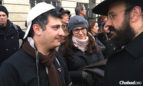 Amar and other rabbis encouraged men to put on tefillin and women to light Shabbat candles.