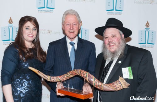 Clinton with head of school Sarah Rotenstreich and Rabbi Naftali Rotenstreich, executive director of the Chabad Center for Jewish Discovery (Photo: Pako Dominguez)