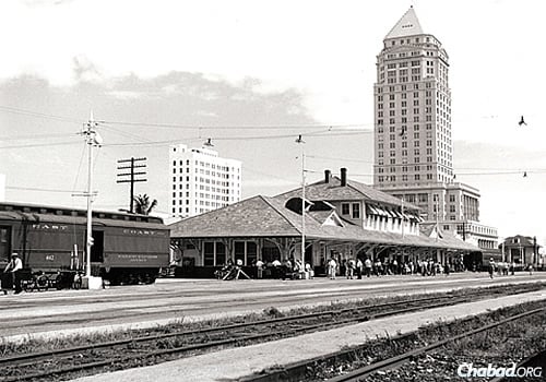 In 1960, the Florida East Coast Railway station, with the Dade County Courthouse in the background, was still a very busy place. (Photo: Copyrighted by and courtesy of the Bramson Archive, Miami)