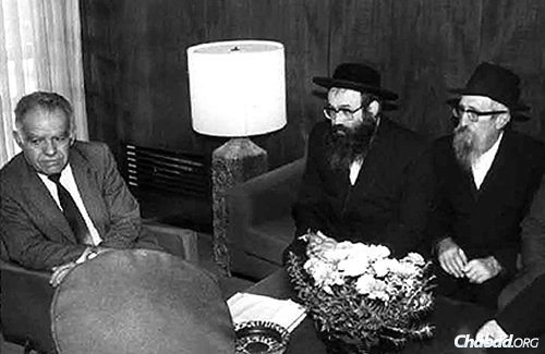 Glitzenshtein, right, conversing with Yitzhak Shamir, left, former prime minister of Israel, and longtime friend and colleague Rabbi Tuvia Blau.