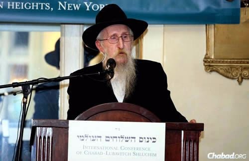 Rabbi Avrohom Chanoch Glitzenshtein speaking at the annual Kinus Hashluchim, the International Conference of Chabad-Lubavitch Emissaries in New York. The noted scholar and longtime administrator of Chabad institutions in Israel passed away March 11 in Jerusalem at the age of 86.