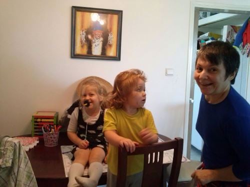 Uma av&#243; amorosa com os seus netos sorridentes