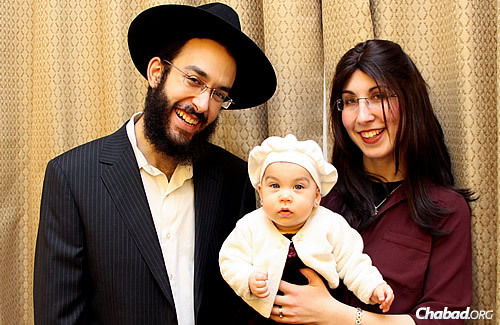 Rabbi Mendy and Chaya Singer, and their daughter Margalit, just left for England to serve students at the University of Bristol, where there has been a need for Jewish programs, learning and services.
