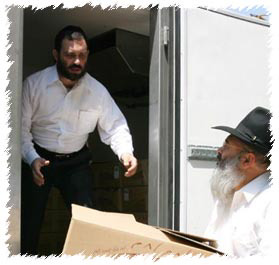 Packing a truck with thousands of sandwiched in Kfar Chabad, to deliver to residents in bomb shelters. Photo Y. Belinko
