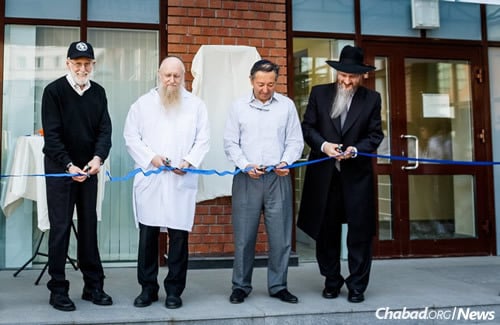 George Rohr, center, Rabbi Berel Lazar, right and dignitaries cutting the ribbon at the opening of the Sami Rohr Brit Milah Clinic in Moscow. (Photo: Levi Nazarov)
