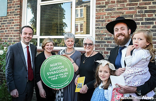 The unveiling of the “Islington People’s Plaque” on the site of the former North London Synagogue in Islington. From left are: Councilor James Murray, Emily Thornberry MP, Judith Hassan OBE (the great-niece of the synagogue’s first rabbi, Morris Josef), Hassan&#39;s sister and Rabbi Mendy Korer, co-director of Chabad-Lubavitch of Islington, with two of his three daughters.