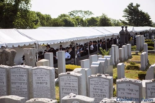 Visitors will wait patiently on line day and night. (Photo: Adam Ben Cohen/Chabad.org)