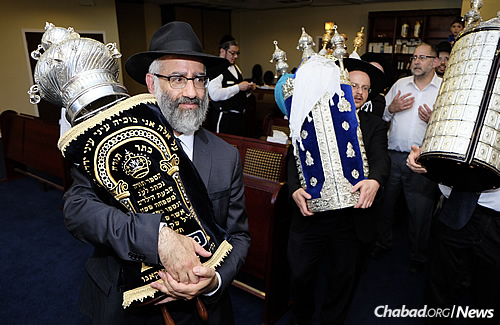 Sassoon entering the synagogue with Torah in tow. (Photo: Deja Views)