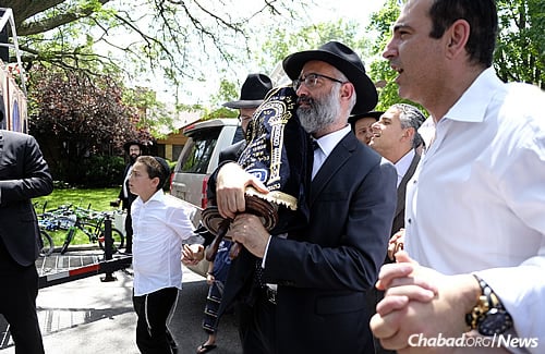 Hundreds from across the Chicago Jewish community marched down the streets to accompany the Torah to its new home in the ark of a neighborhood Sephardic synagogue. (Photo: Deja Views)