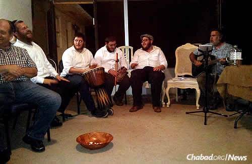 Other Jewish musicians at a Florida kumzitz that wound up moving indoors due to the weather.
