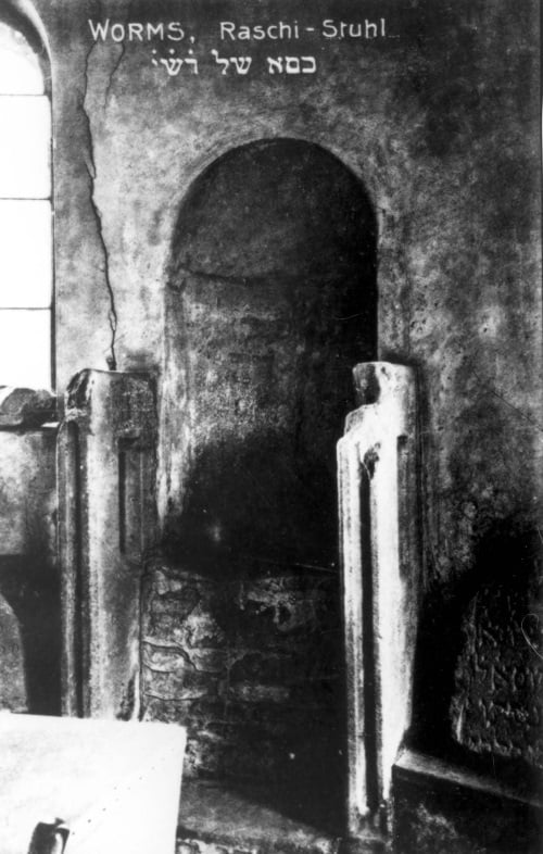 צילום עתיק של "כסאו של רש"י". מתוך ארכיון יד ושם