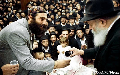 Yosi Piamenta with the Lubavitcher Rebbe—Rabbi Menachem M. Schneerson, of righteous memory—whose teachings he first studied through columns in Hebrew-language newspapers. (Photo: JEM)