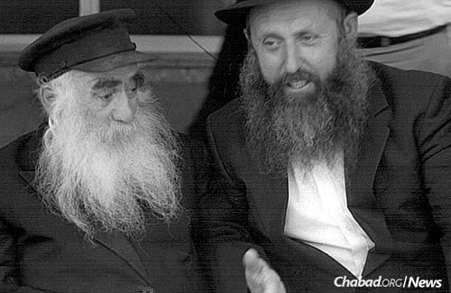 Reb Mendel Futerfas, left, who helped organize the Lubavitch community in Russia’s escape to the West in 1946-48 before being caught and sent to a Soviet gulag for 14 years, with Reb Berke Schiff.