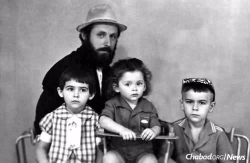 Berke Schiff poses with three of his children just prior to his emigration from the Soviet Union.