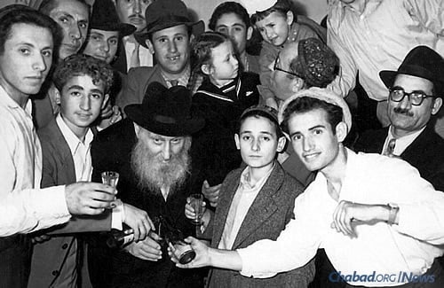 Berke Schiff, left, and above him his father, Yosef Schiff. Fourth from left is Berke&#39;s older brother, Aryeh Leib. Reb Yerachmiel Chodosh, Yosef&#39;s father-in-law, is in the center.