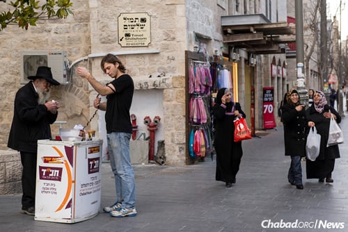 Helping passersby don tefillin on Jaffa Street in Jerusalem. - Photo: Flash/90