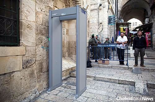 An Israeli guard in the Old City of Jerusalem stands near a metal detector placed there following a week of stabbings and terror attacks. (Photo: Yonatan Sindel/Flash90)