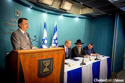 Leviev stands at the podium to the left of the panel of speakers: Netanyahu, Lazar and Mirilashvili. (Photo: Ezekiel Itkin)