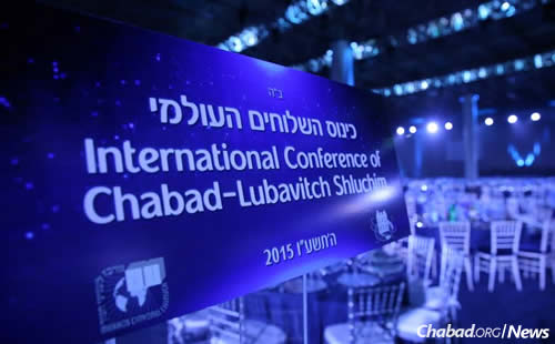 Hundreds of thousands of viewers join the more than 5,200 emissaries and guests at Chabad.org’s live broadcast of the annual conference gala banquet. (Photo: Bentzi Sasson/Kinus.com)