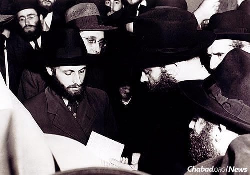 The Rebbe officiates at the chuppah of Rabbi Herschel and Sara Esther Feigelstock.