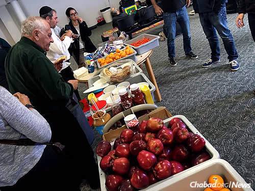 Hundreds of people enjoyed bagels, cold meats, hummus, fresh fruit, chips and more as they lingered in the terminal. (Photo: Hillel Fuld)