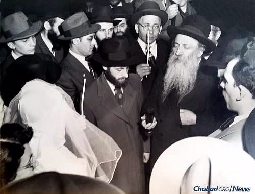 Rabbi Shmuel Levitin recites a blessing under the chuppah at the Feigelstocks’ wedding.