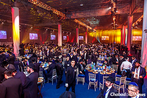 Quelque 5200 rabbins ‘Habad et leurs invit&#233;s de 86 pays diff&#233;rents ont particip&#233; au banquet de gala qui concluait le Congr&#232;s International des &#201;missaires du Rabbi de Loubavitch en 2015. (Photo: Eliyahou Parypa/Chabad.org)