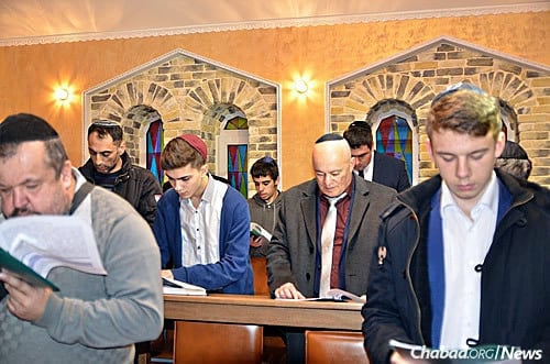 Judeus durante as preces, reunidos num minyan; um quorum de 10 homens judeus.