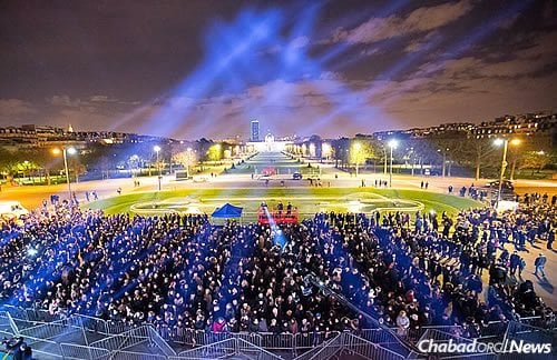Thousands came out in full force to attend the lighting of the giant menorah, one of more than 30 different public menorah-lighting celebrations taking place across Paris and in about 100 nearby towns. (Photo: Thierry Guez)