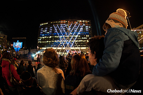 Watching a fire-juggling show and live acrobatics as part of the entertainment. (Photo: Meir Alfasi)