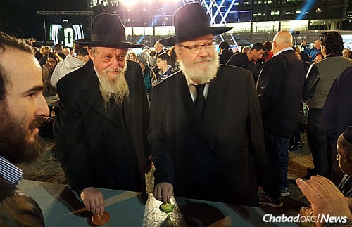 Rabbi Lewin, left, and Rabbi Gerlitzky try their hand at some spinning. (Photo: Meir Alfasi)