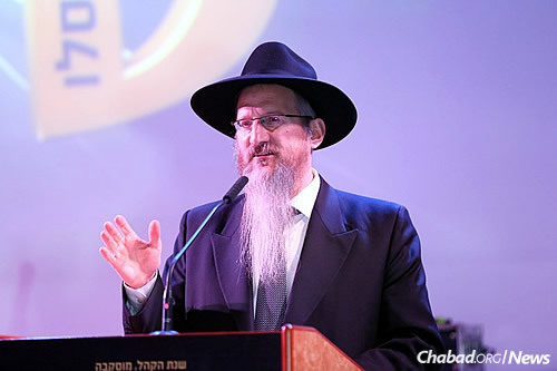 Rabbi Berel Lazar, chief rabbi of Russia, addresses the central 19 Kislev farbrengen gathering in Moscow. The event, which marked the day of release of Rabbi Schneur Zalman of Liadi from Tsarist prison, also focused on it being 25 years since the fall of the Soviet Union.