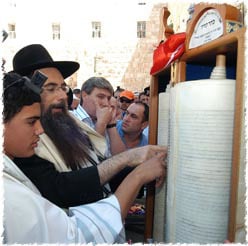 Nadav Elharar marks his bar mitzvah as Rabbi Chaim Shlomo Diskin looks on. Photo: Sharon Matityahu