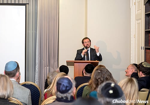 Rabbi Mendel Kalmenson launched his new book “A Time to Heal” with a talk at the Chabad Belgravia Community Centre in London. The event drew a crowd of about 100 to hear about the Lubavitcher Rebbe&#39;s response to tragedy and suffering, as described by Kalmenson.