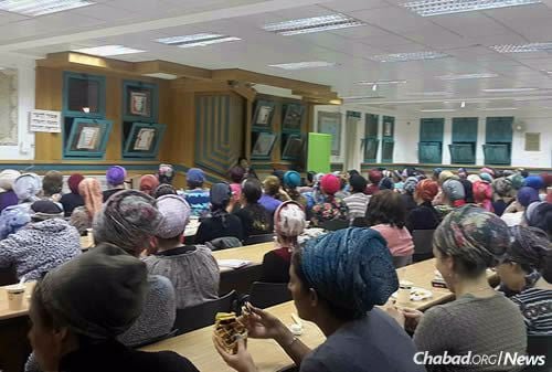 A lecture for hundreds of women from Kiryat Arba, Hebron and the surrounding area.