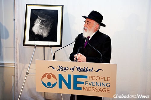 Rabbi Moishe New, director of the Montreal Torah Center, addressed a huge crowd assembled this month for an evening of inspiration, camaraderie and unity in the Hakhel year. (Omega Photo/Mendel Dahan)