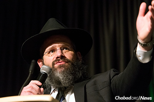 The rabbi addresses the audience and their warm reception of the guest speaker. (John Eisele/CSU Photography)