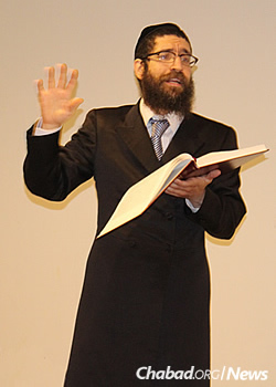 Rabbi Yitzhak Hecht led the study group.