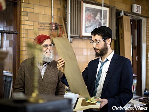 Rabbi Dovid Edelman first began visiting Ken Schoen (pictured on the left, with Rabbi Lavy Kosofsky) and Jane Trigere at their Jewish bookstore in Deerfield in the late 1990s. Shmurah matzah at their Passover seder is now a family tradition. (Photo: Pearl Gabel)