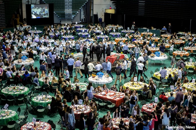 Students fill an event space at Binghamton University for an enormous Shabbat dinner program, this year called “Shabbat 1800.” (Photo: Chabad of Binghamton/J. Cohen)