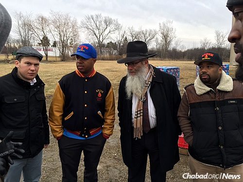 Weingarten back in March, helping to organize the distribution of bottled water to residents in need. With him, from left, are Jewish boxer Dmitry Salita, and Detroit boxing trainers Javan “Sugar” Hill and Travone Chambers.